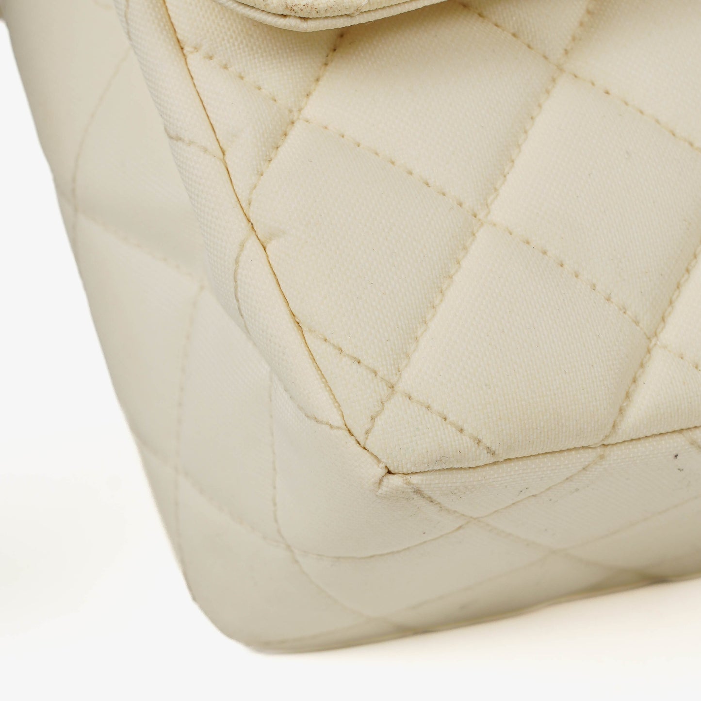 Chanel Medium Classic Single Flap Tasche aus weißem Stoff mit 24K vergoldeter Hardware