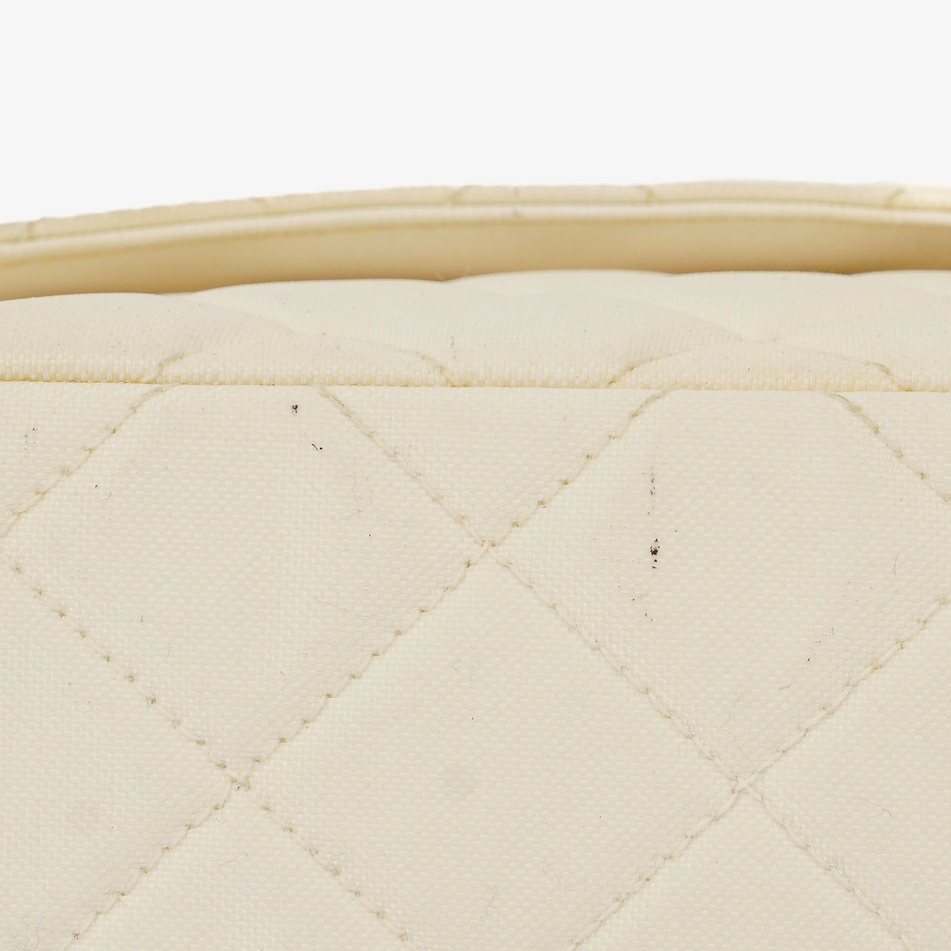Chanel Medium Classic Single Flap Tasche aus weißem Stoff mit 24K vergoldeter Hardware