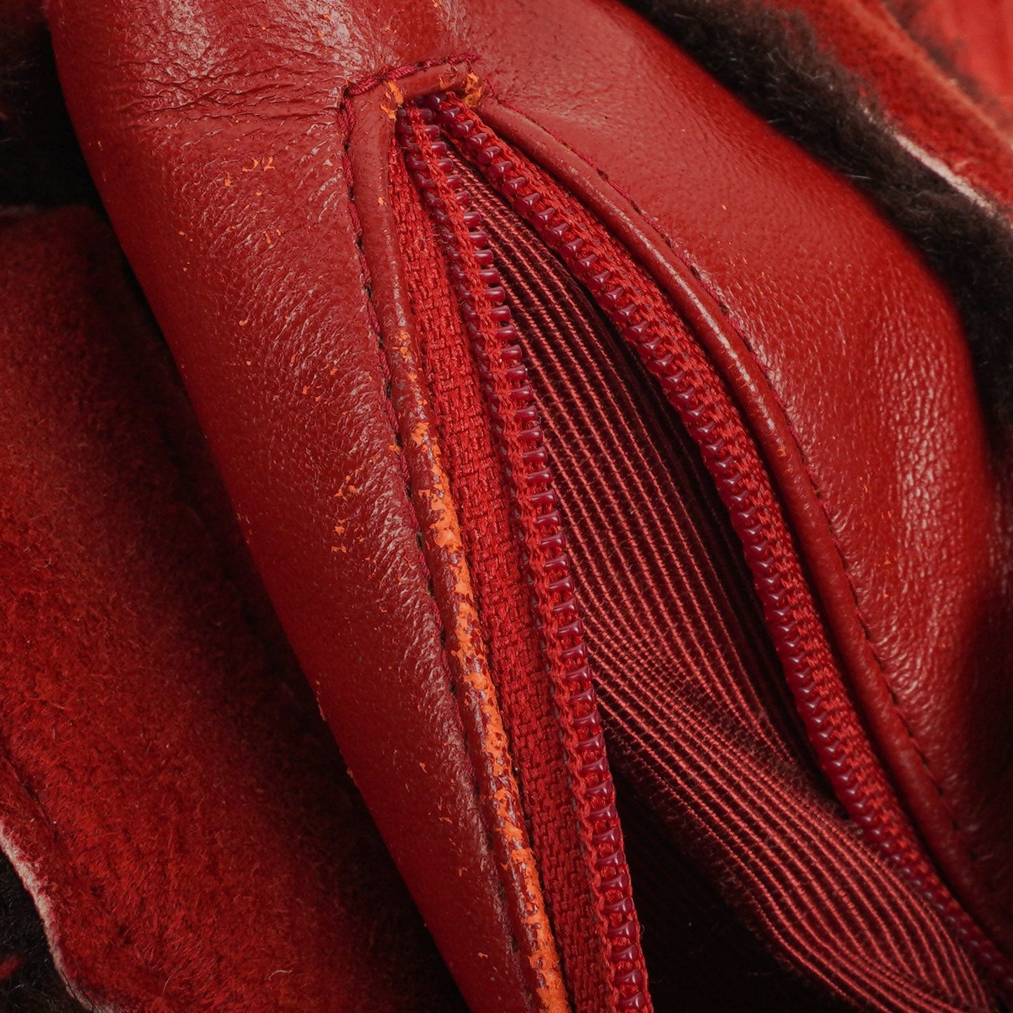 Chanel rote Handtasche aus Wildleder und Lammfell