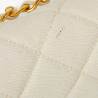 Chanel Medium Classic Single Flap Tasche aus weißem Stoff mit 24K vergoldeter Hardware