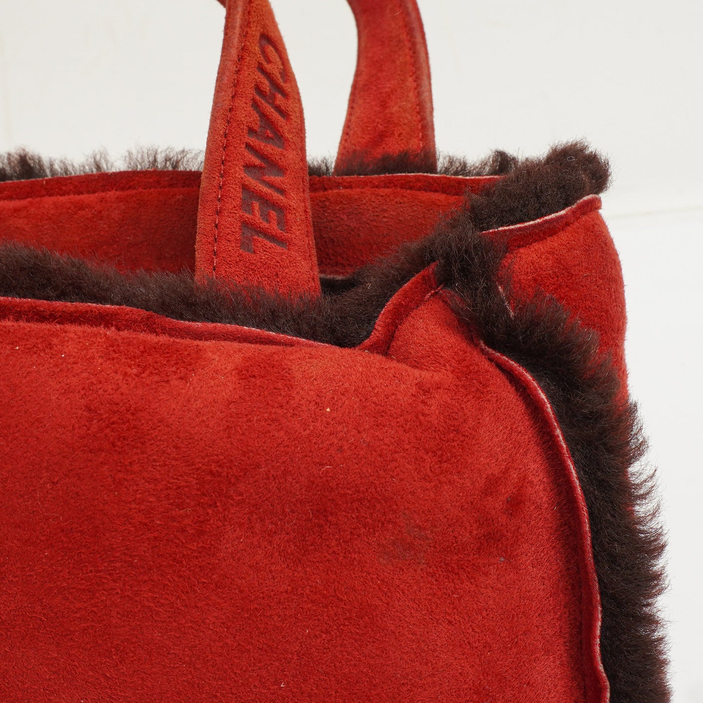 Chanel rote Handtasche aus Wildleder und Lammfell