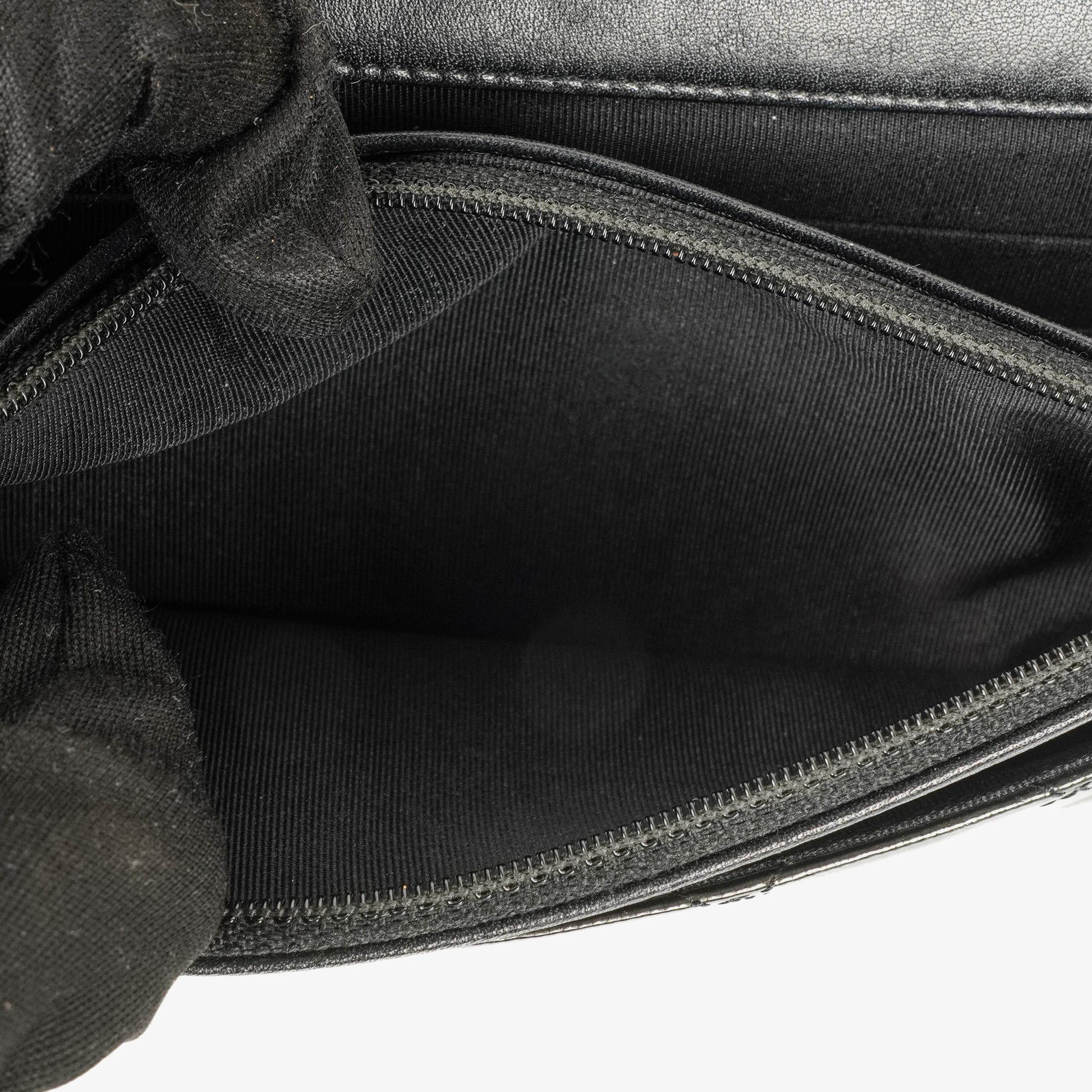 Chanel Wallet on Chain aus schwarzem gestepptem Lackleder