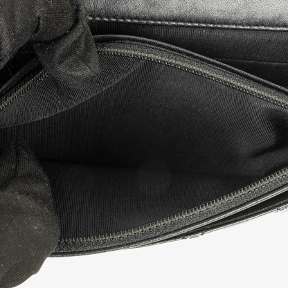 Chanel Wallet on Chain aus schwarzem gestepptem Lackleder