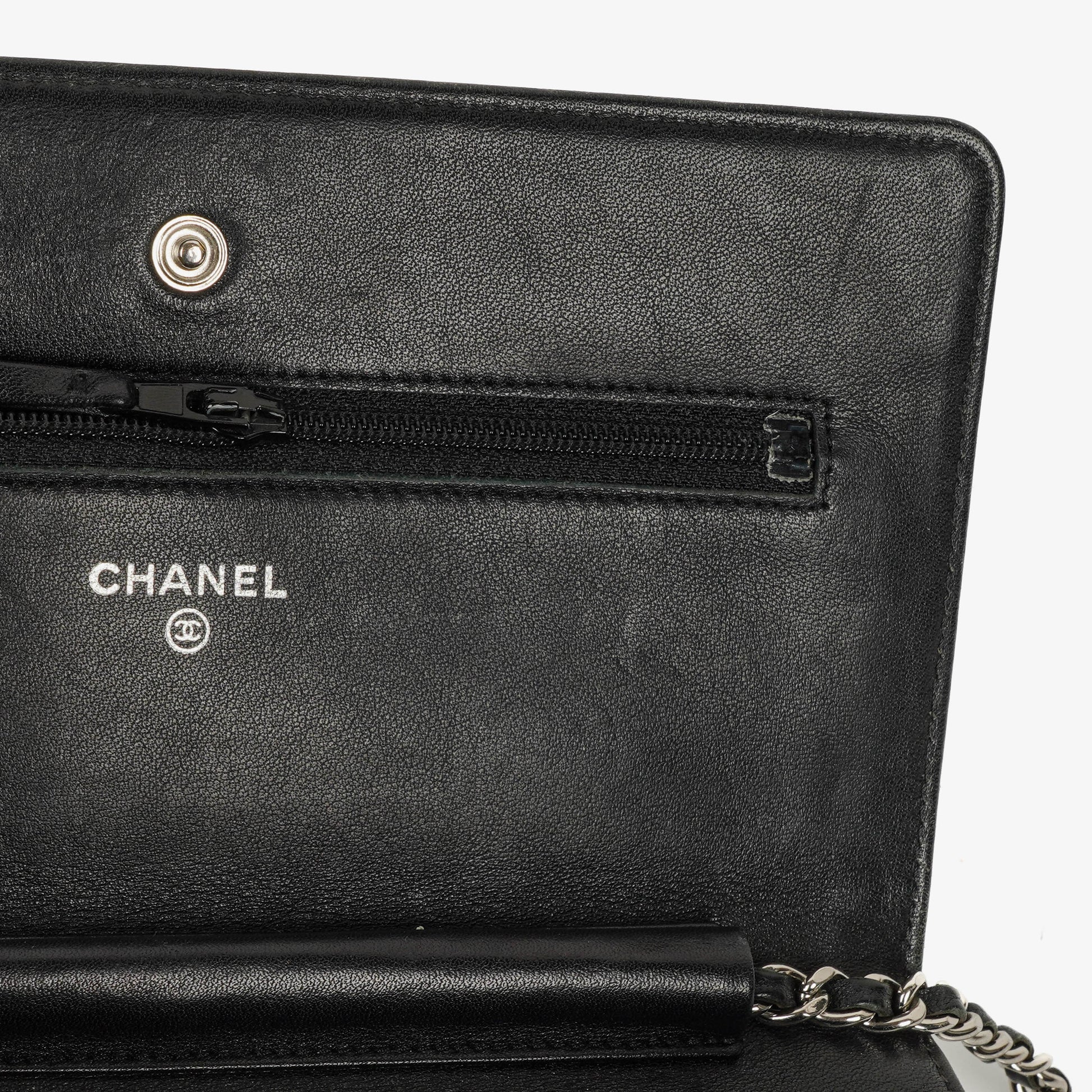 Chanel Wallet on Chain aus schwarzem gestepptem Lackleder