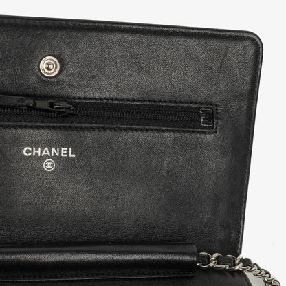Chanel Wallet on Chain aus schwarzem gestepptem Lackleder