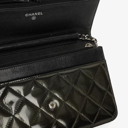 Chanel Wallet on Chain aus schwarzem gestepptem Lackleder