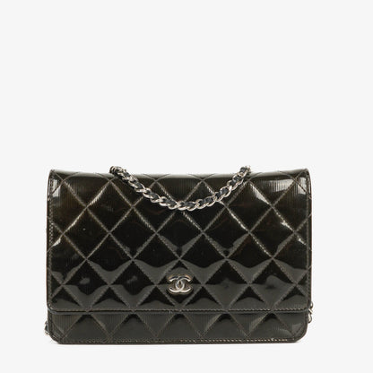 Chanel Wallet on Chain aus schwarzem gestepptem Lackleder