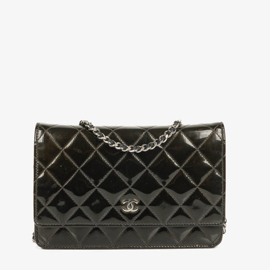 Chanel Wallet on Chain aus schwarzem gestepptem Lackleder