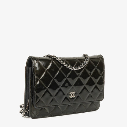 Chanel Wallet on Chain aus schwarzem gestepptem Lackleder