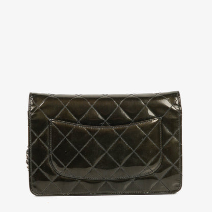 Chanel Wallet on Chain aus schwarzem gestepptem Lackleder