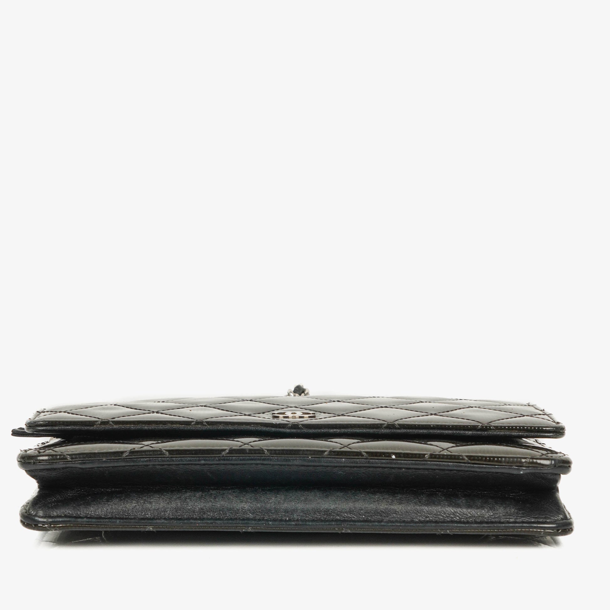 Chanel Wallet on Chain aus schwarzem gestepptem Lackleder