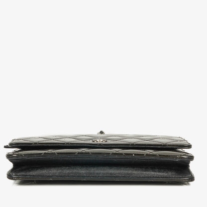 Chanel Wallet on Chain aus schwarzem gestepptem Lackleder