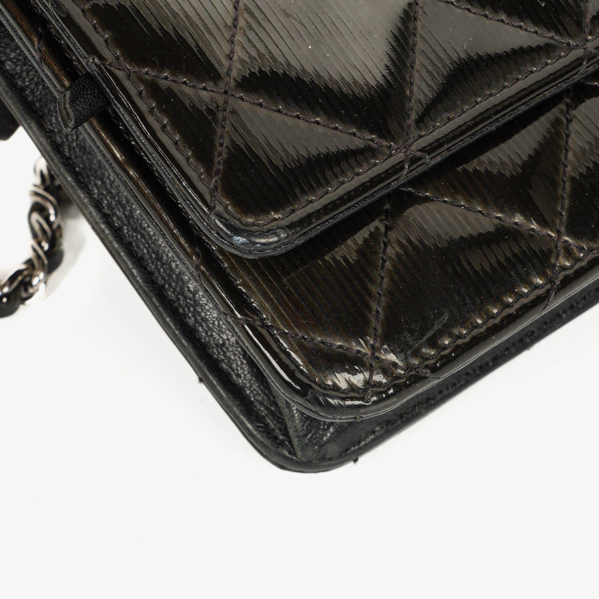 Chanel Wallet on Chain aus schwarzem gestepptem Lackleder