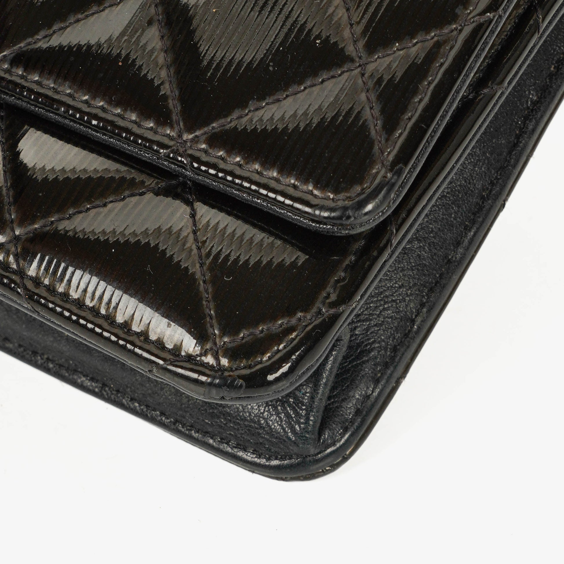 Chanel Wallet on Chain aus schwarzem gestepptem Lackleder