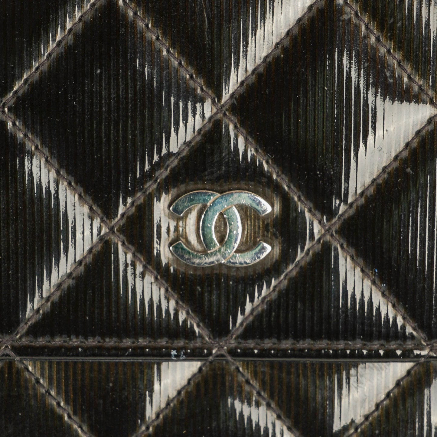 Chanel Wallet on Chain aus schwarzem gestepptem Lackleder
