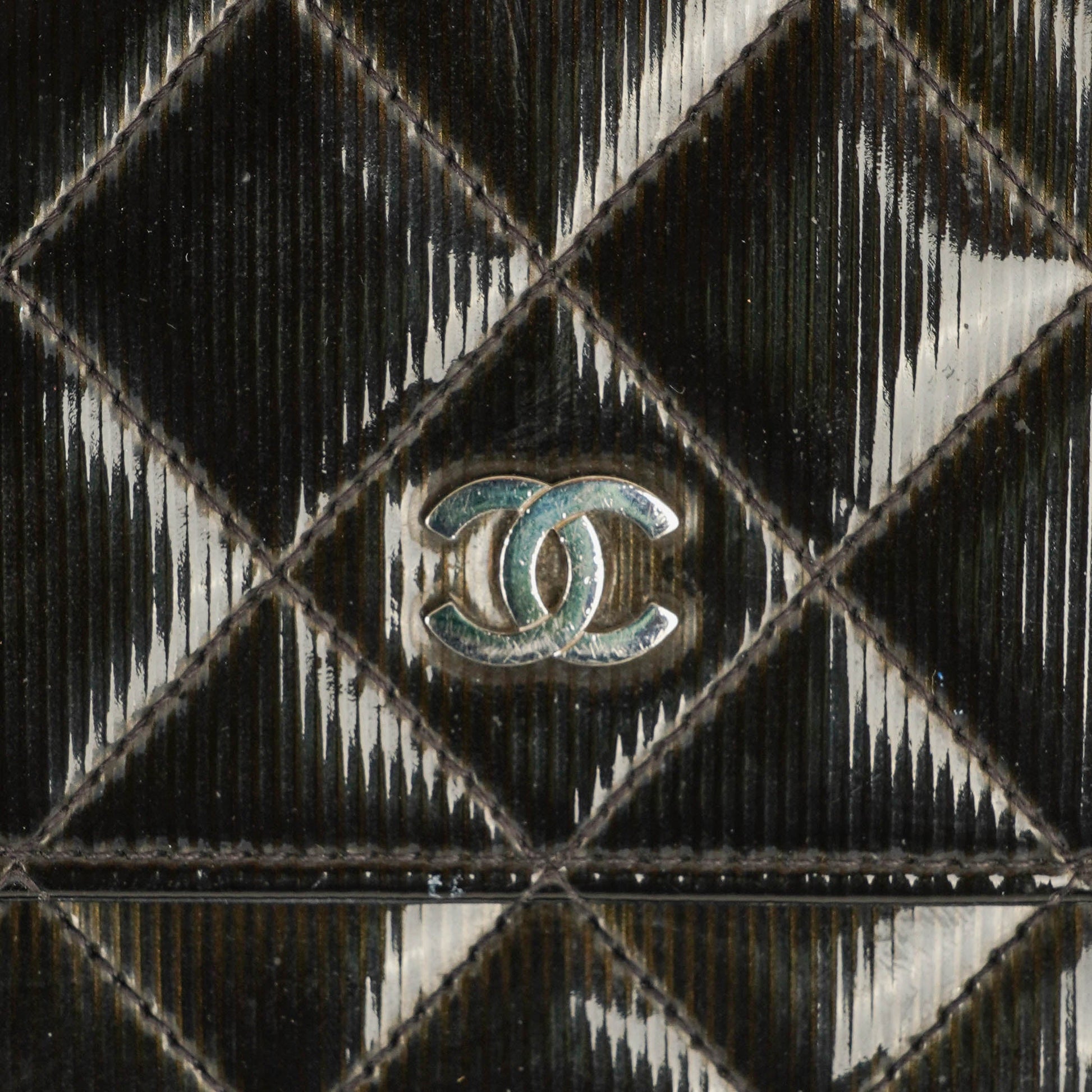 Chanel Wallet on Chain aus schwarzem gestepptem Lackleder
