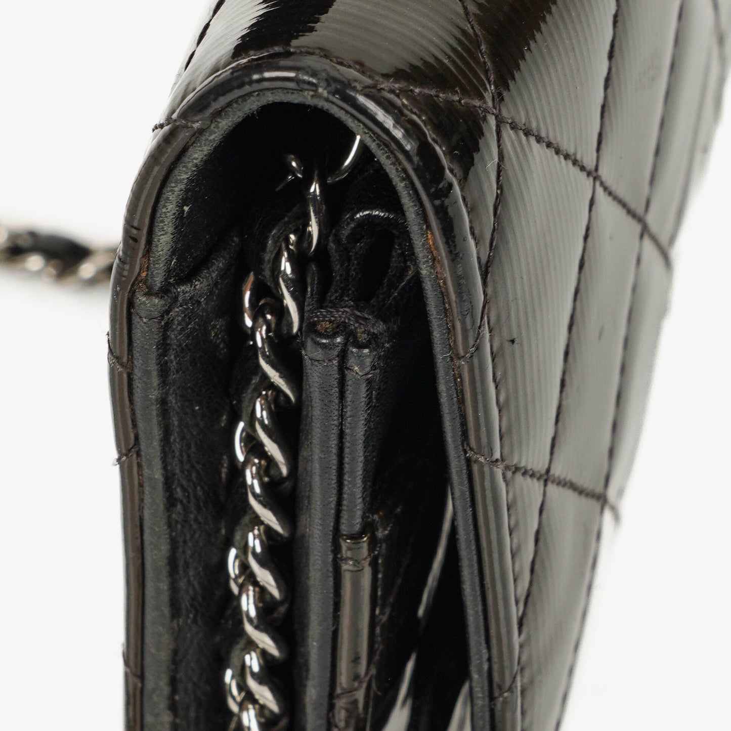 Chanel Wallet on Chain aus schwarzem gestepptem Lackleder