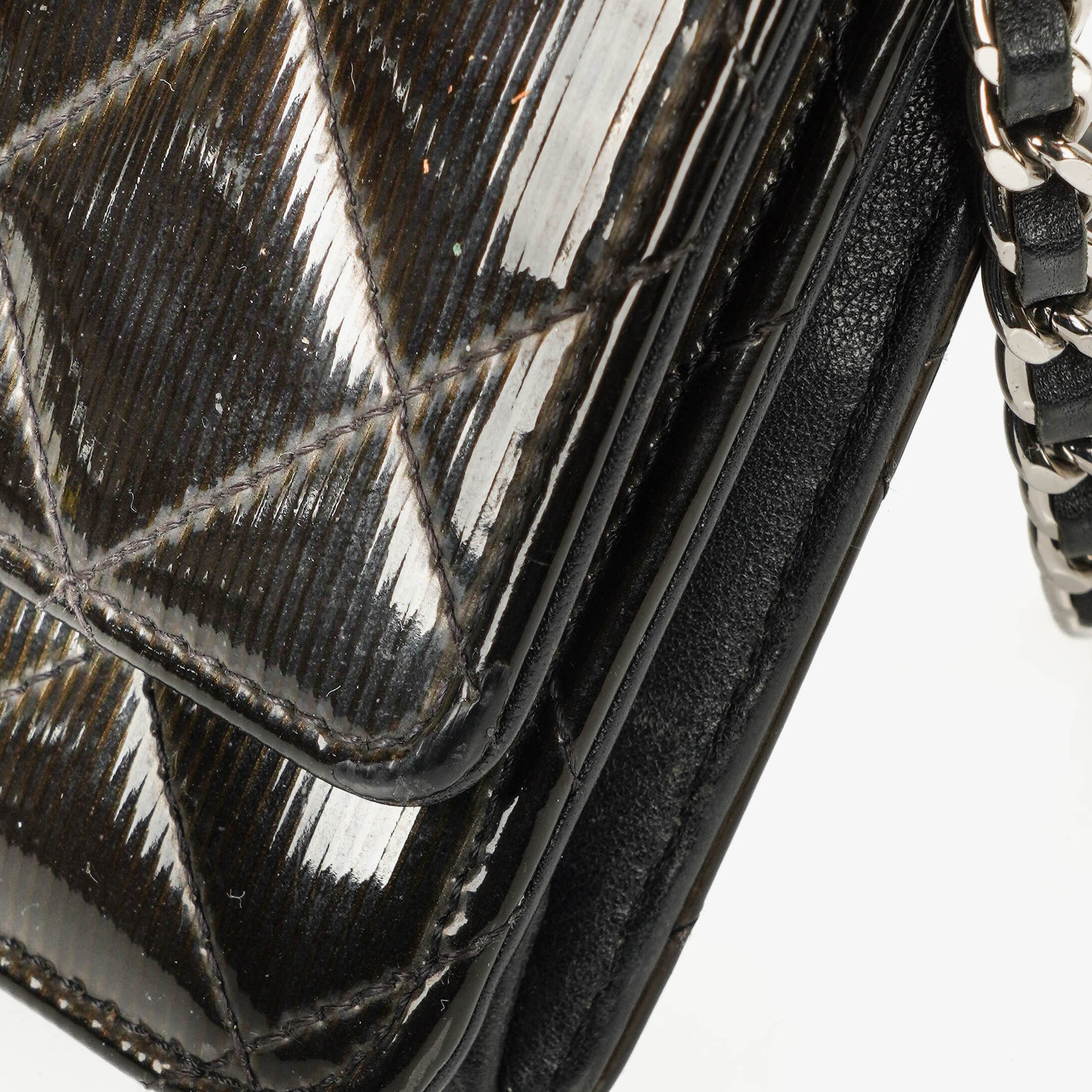 Chanel Wallet on Chain aus schwarzem gestepptem Lackleder