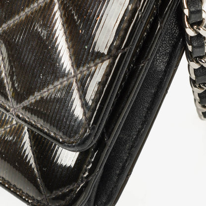 Chanel Wallet on Chain aus schwarzem gestepptem Lackleder