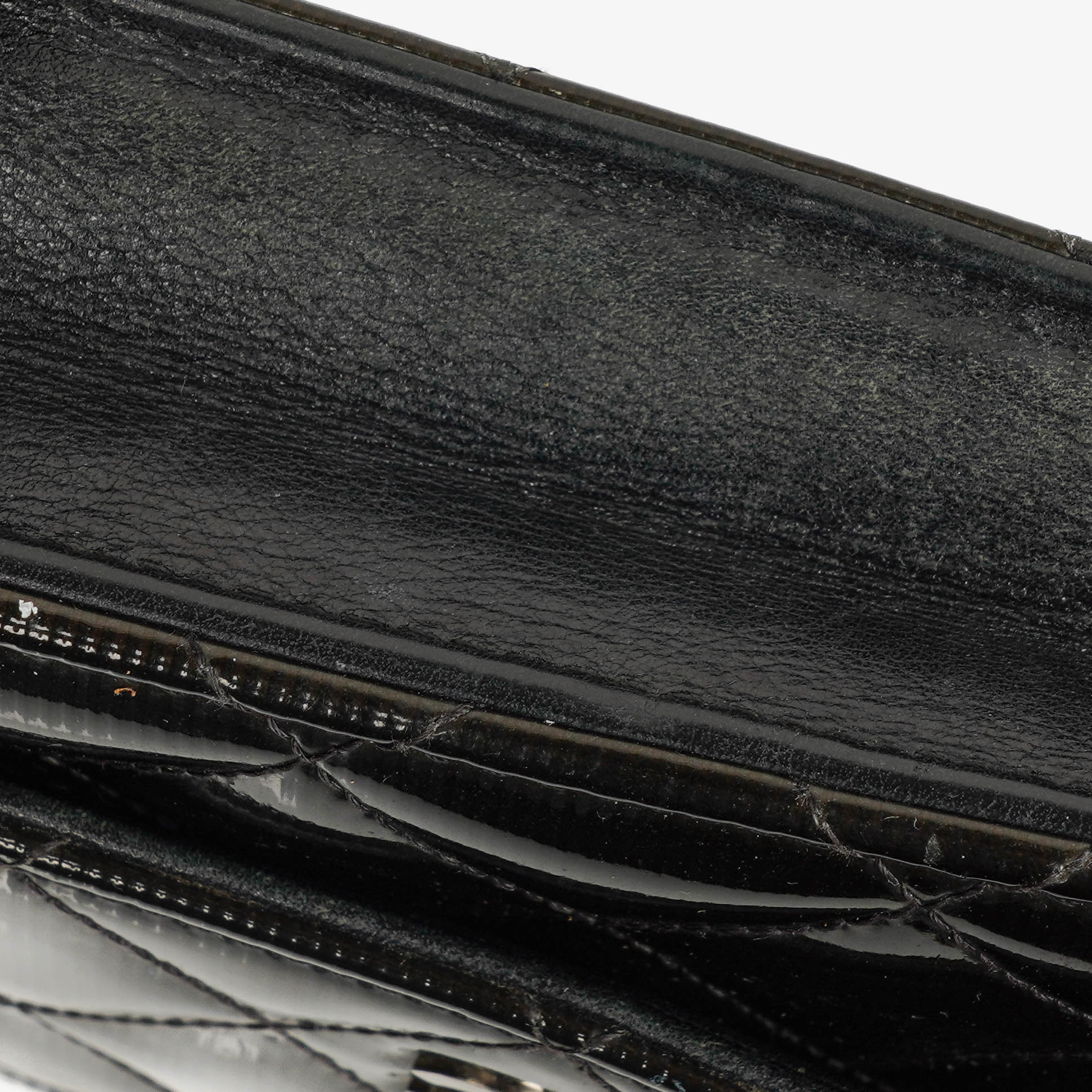 Chanel Wallet on Chain aus schwarzem gestepptem Lackleder