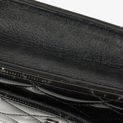 Chanel Wallet on Chain aus schwarzem gestepptem Lackleder