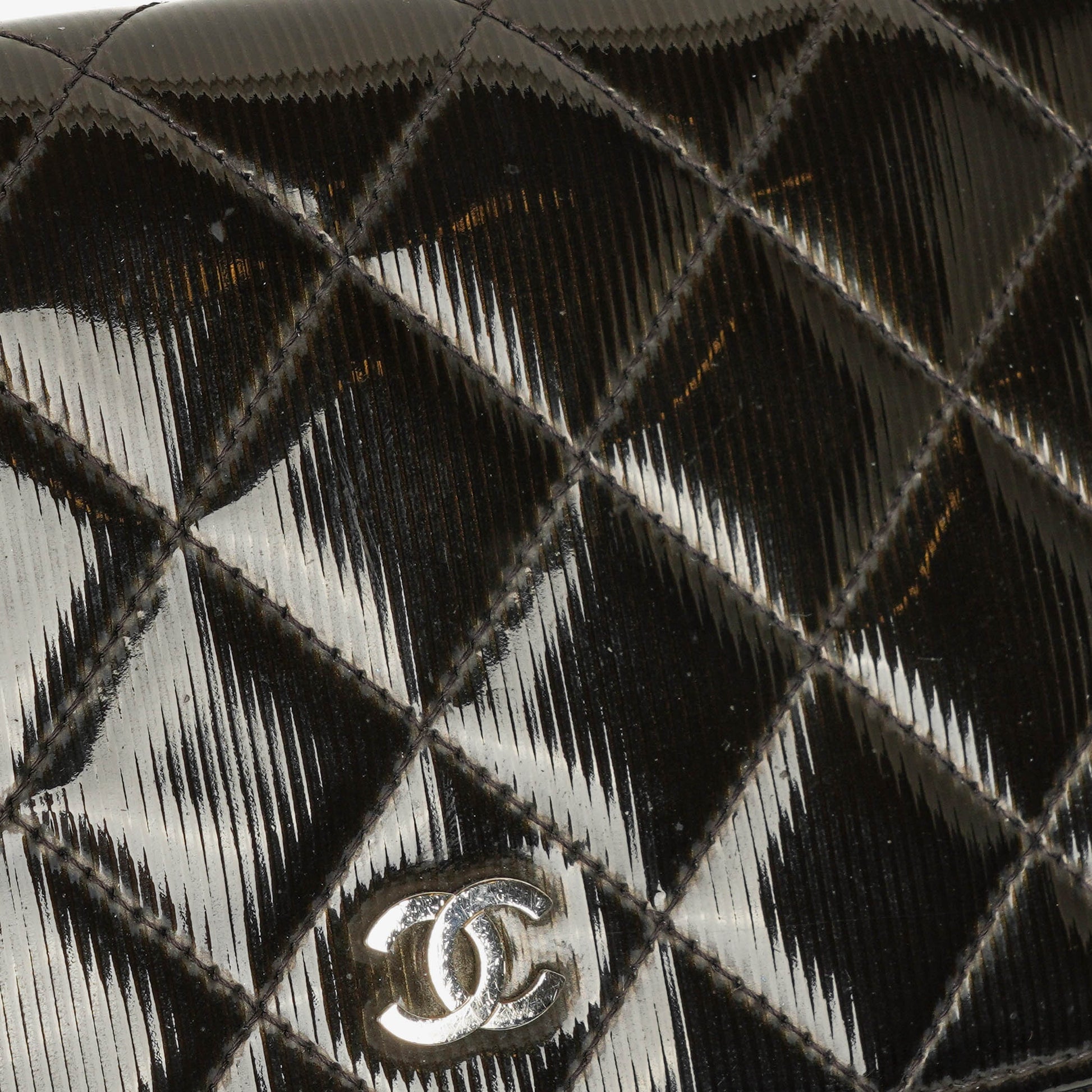 Chanel Wallet on Chain aus schwarzem gestepptem Lackleder
