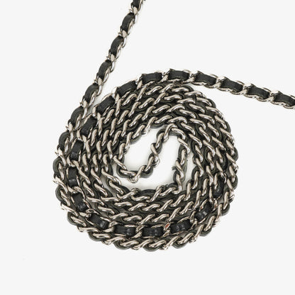 Chanel Wallet on Chain aus schwarzem gestepptem Lackleder