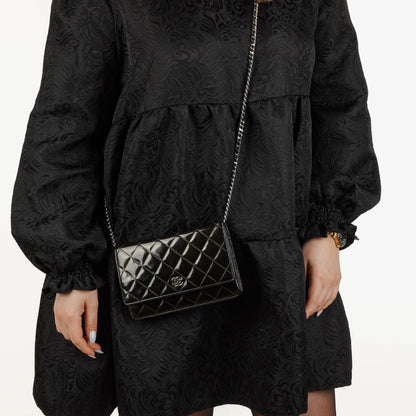Chanel Wallet on Chain aus schwarzem gestepptem Lackleder