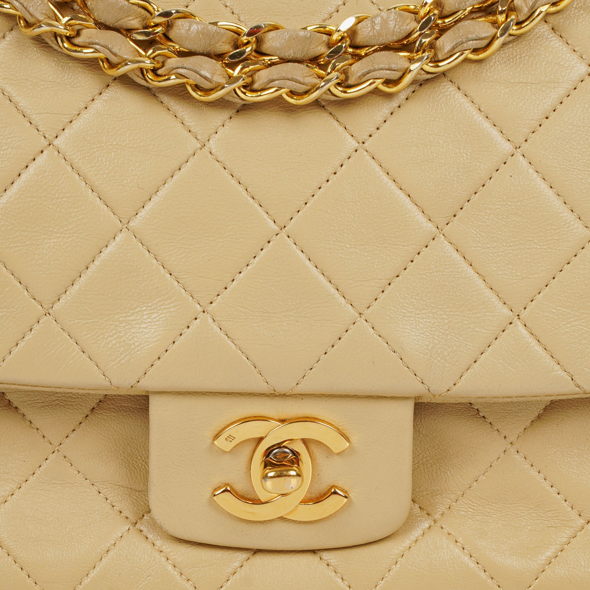 Chanel Classic Single Flap Tasche aus gestepptem Lammleder in Neutral Beige mit 24K vergoldeter Hardware