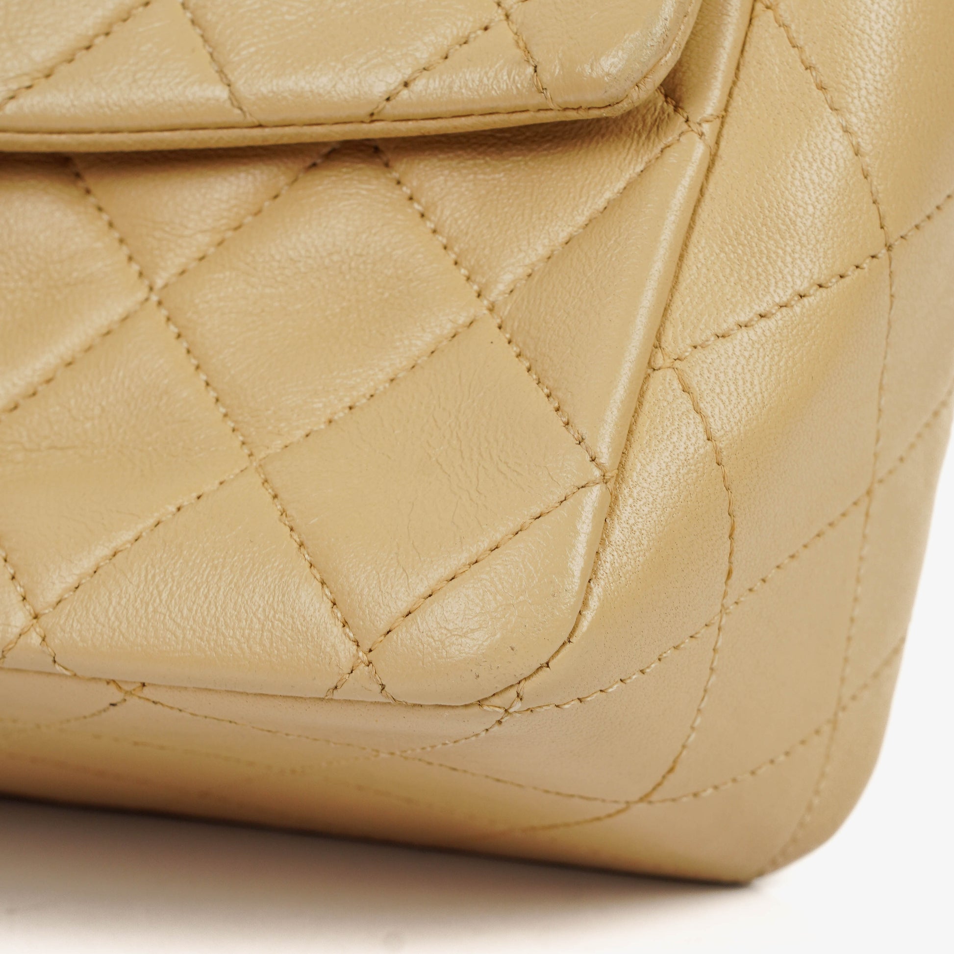 Chanel Classic Single Flap Tasche aus gestepptem Lammleder in Neutral Beige mit 24K vergoldeter Hardware