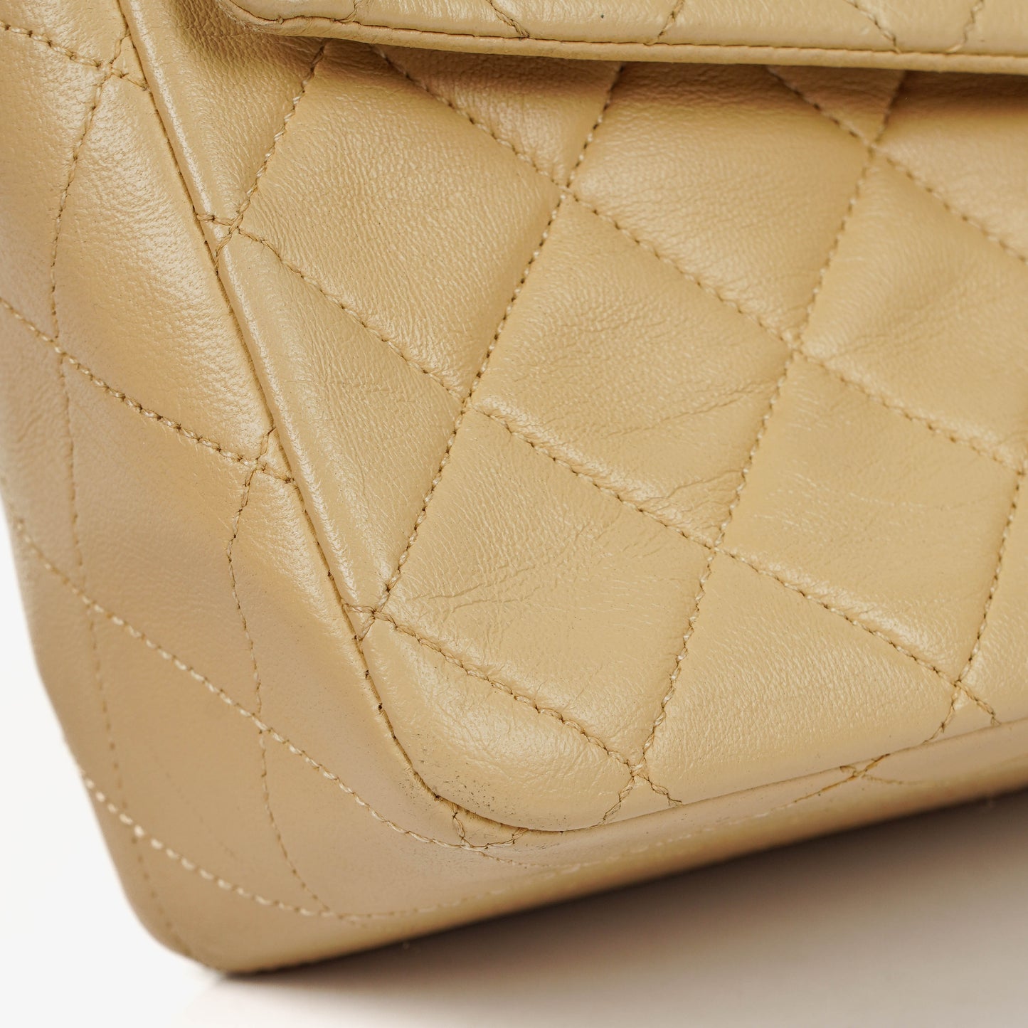 Chanel Classic Single Flap Tasche aus gestepptem Lammleder in Neutral Beige mit 24K vergoldeter Hardware