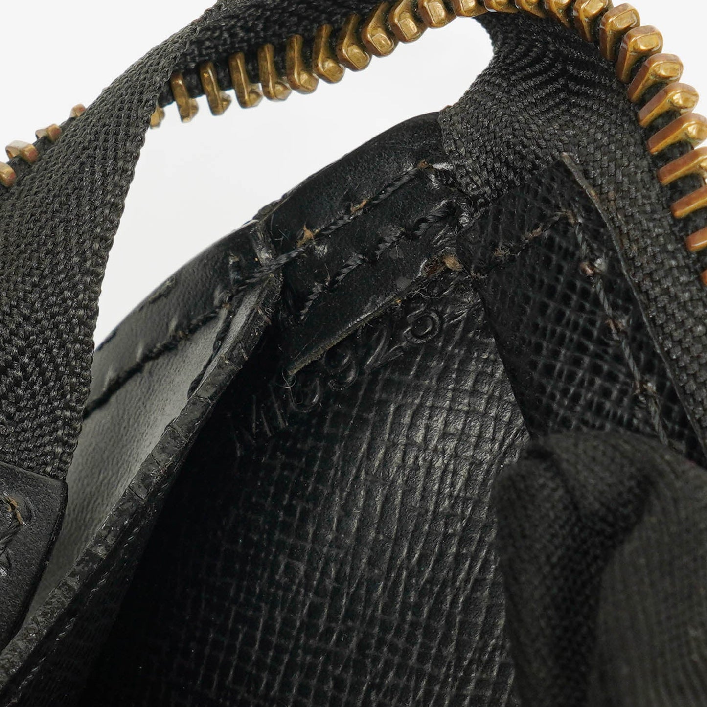 Louis Vuitton Sac Triangle Tasche aus schwarzem Epi Leder
