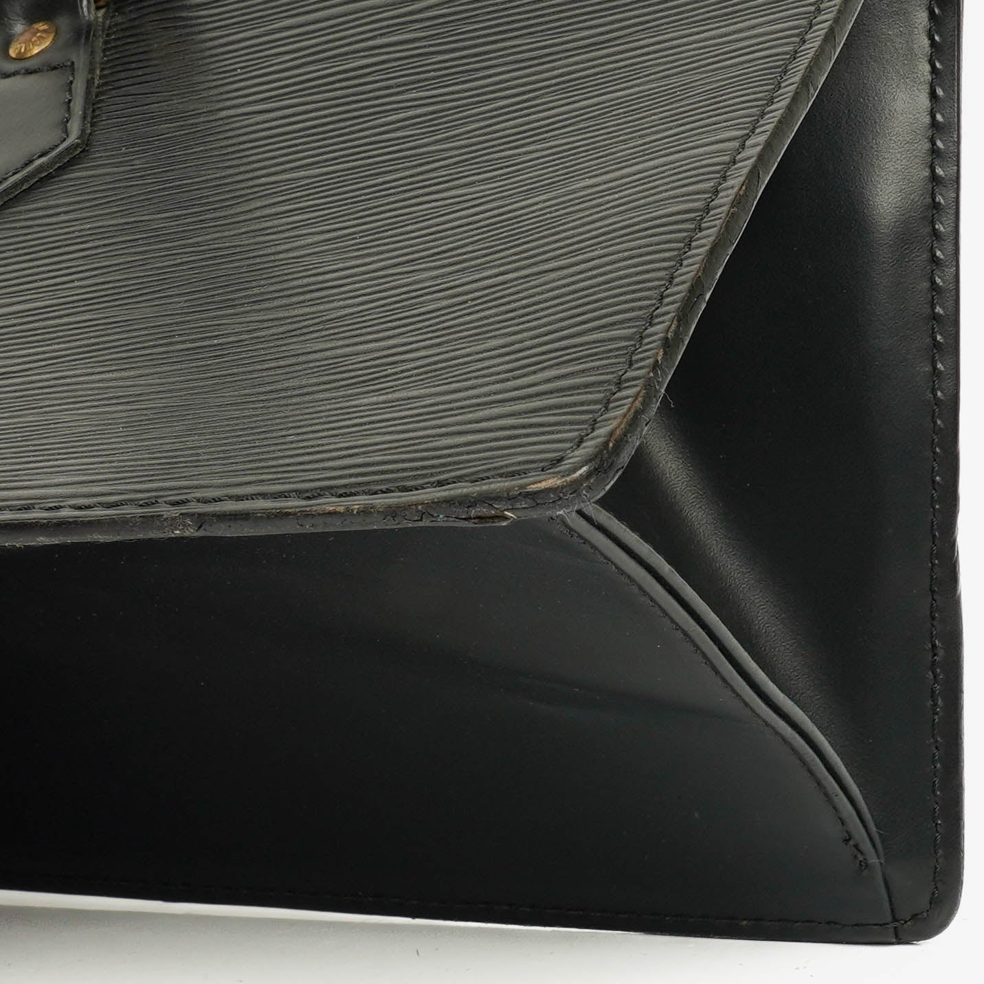 Louis Vuitton Sac Triangle Tasche aus schwarzem Epi Leder