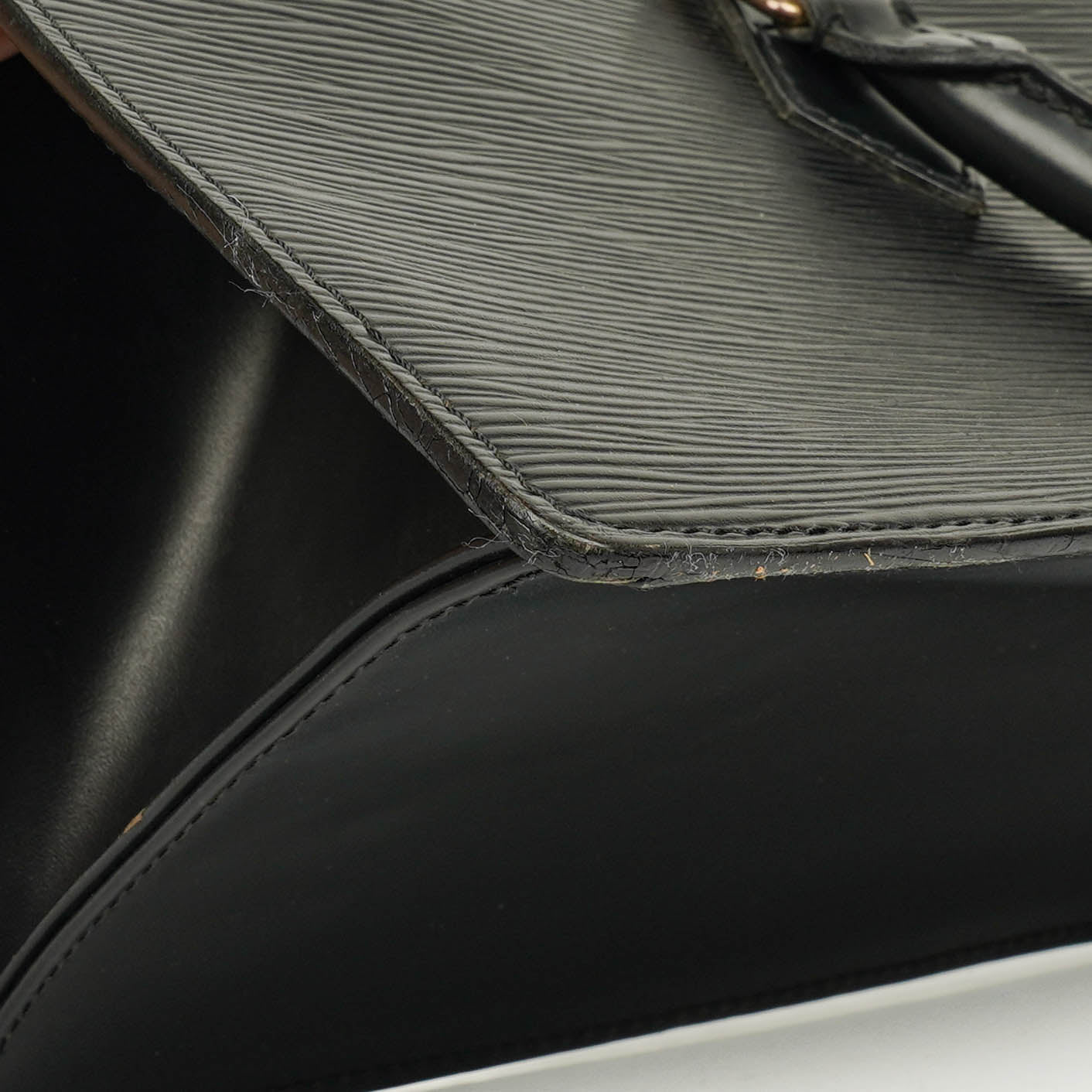 Louis Vuitton Sac Triangle Tasche aus schwarzem Epi Leder