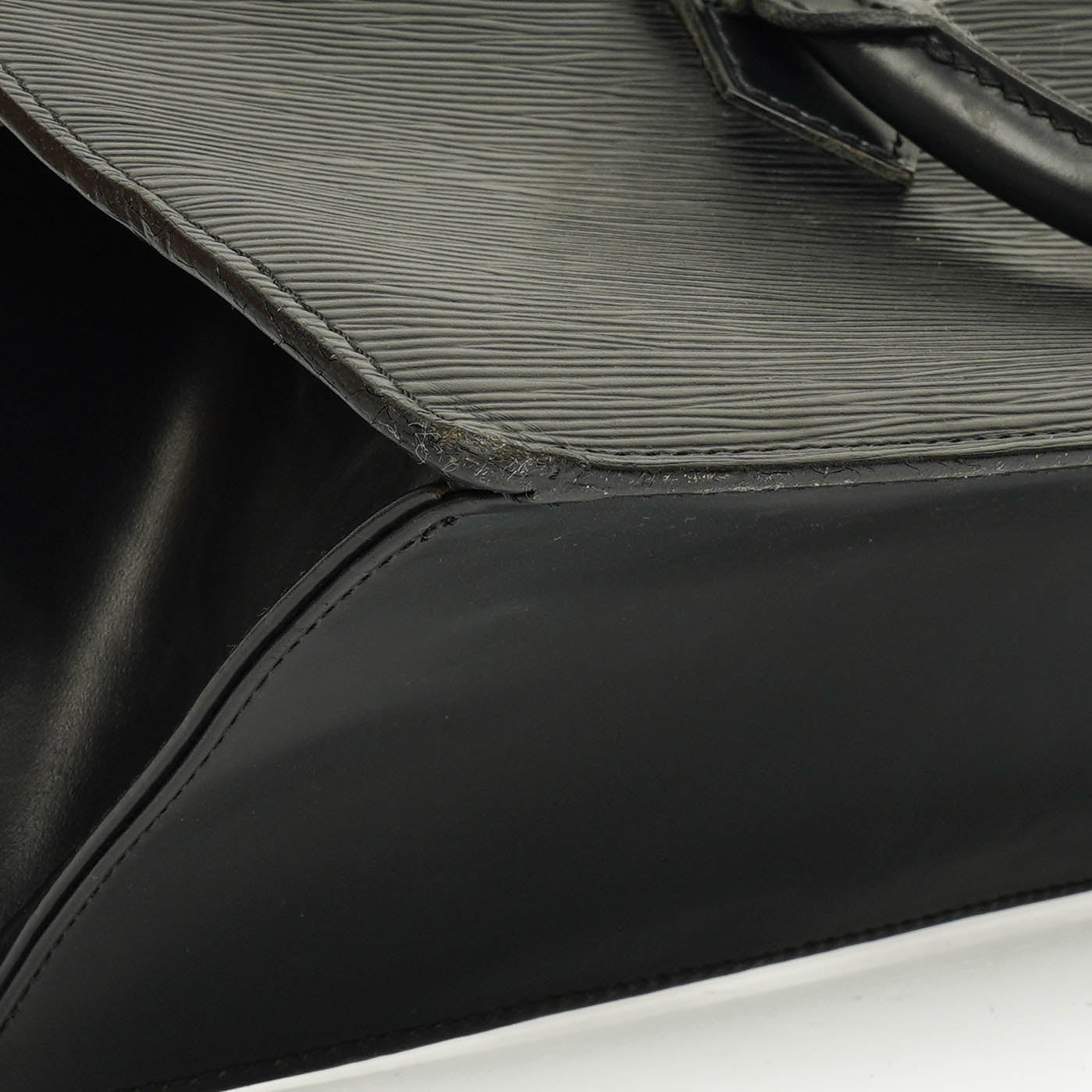 Louis Vuitton Sac Triangle Tasche aus schwarzem Epi Leder