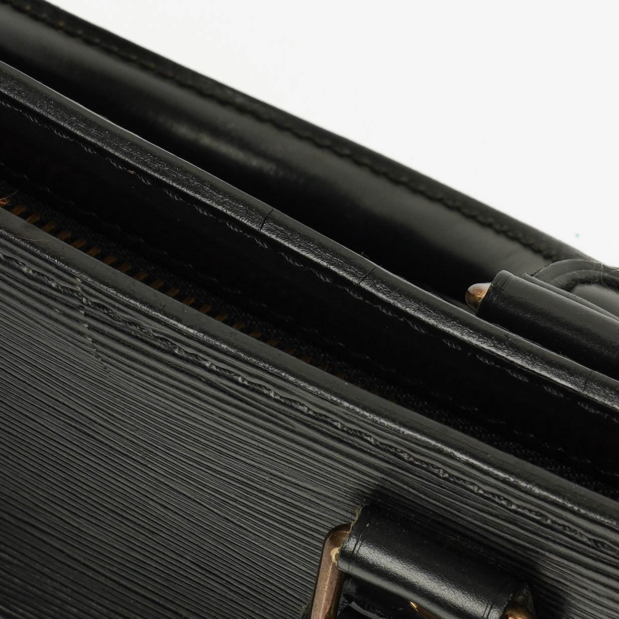 Louis Vuitton Sac Triangle Tasche aus schwarzem Epi Leder