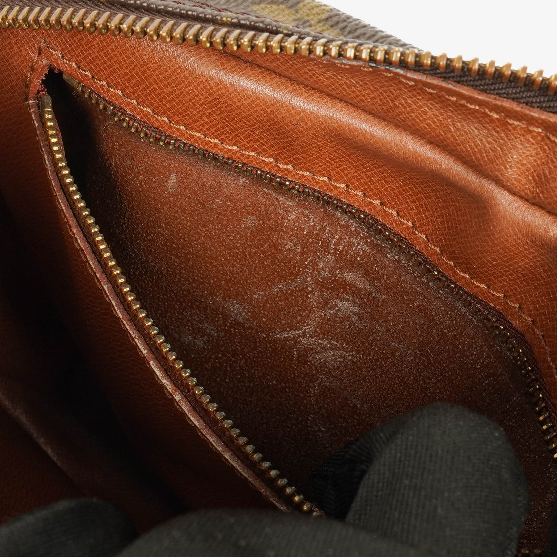 Louis Vuitton Jeune Fille MM Crossbody Bag aus Monogram Canvas