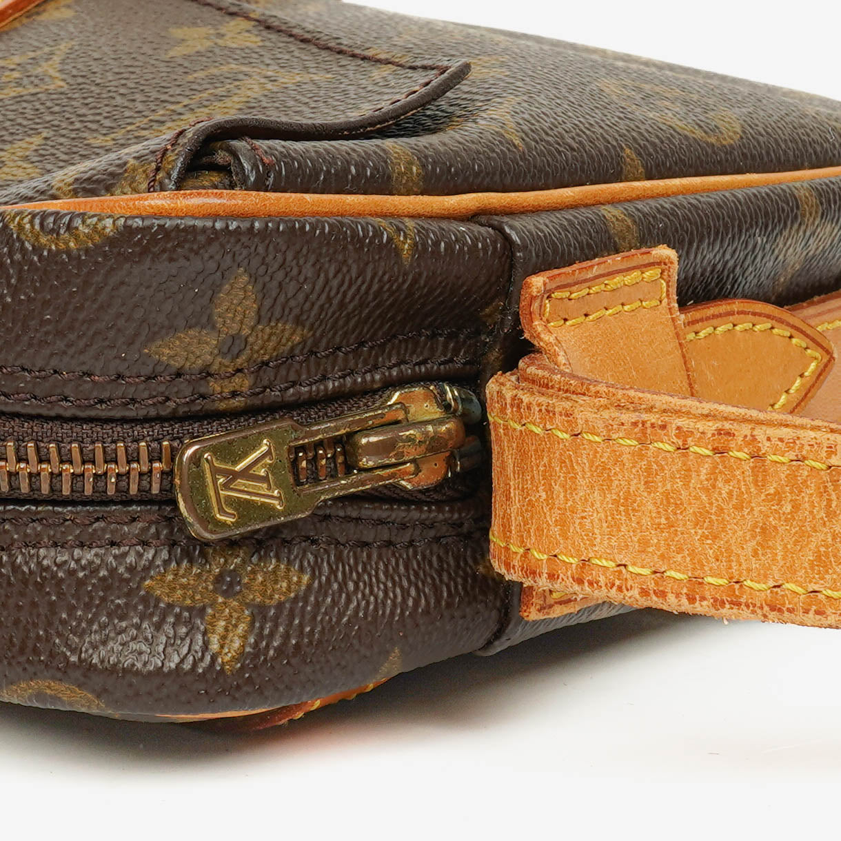 Louis Vuitton Jeune Fille MM Crossbody Bag aus Monogram Canvas