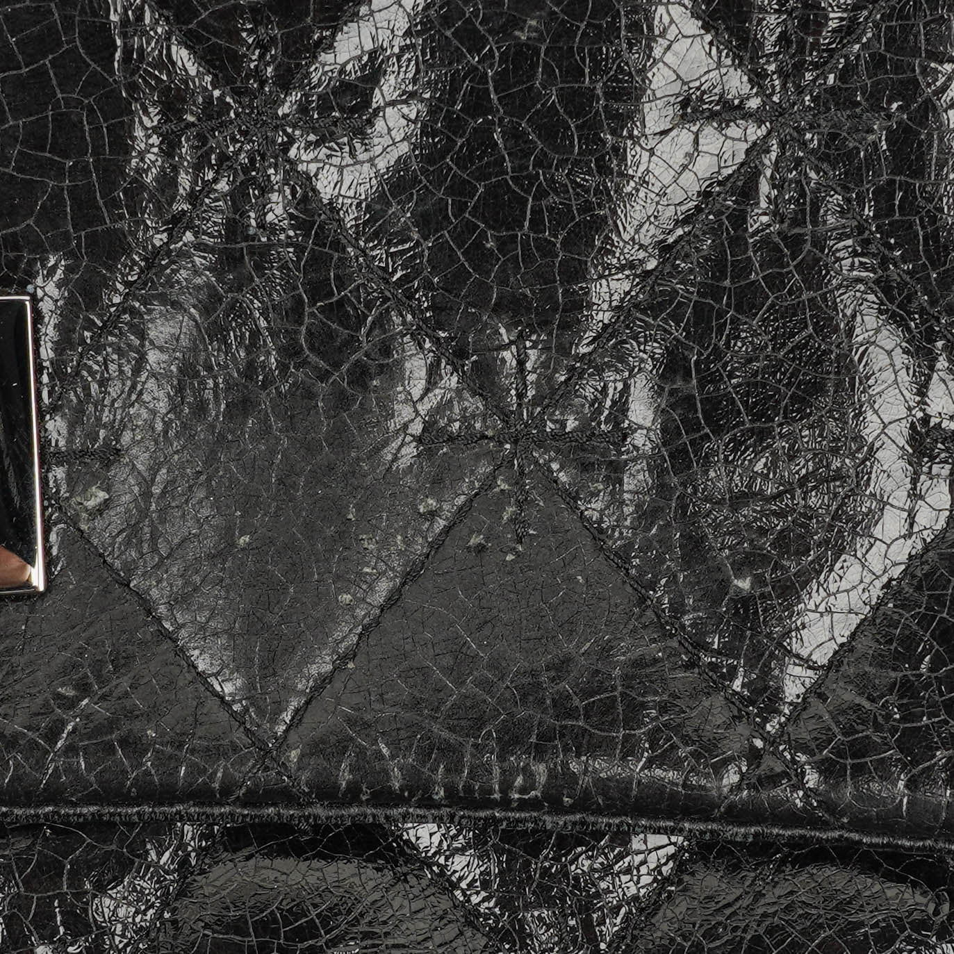 Chanel Mademoiselle Klappentasche aus glasiertem Crackled-Kalbsleder mit silberfarbenen Beschlägen