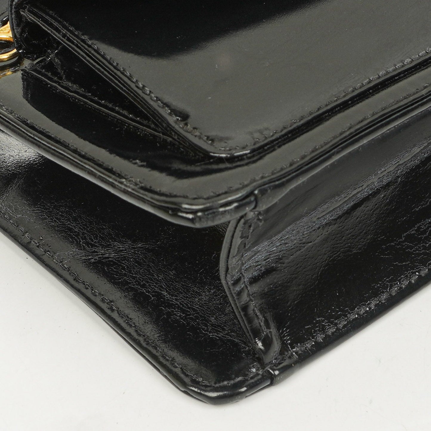 Chanel CC Handgelenktasche aus schwarzem Lackleder mit 24K Goldbeschlägen
