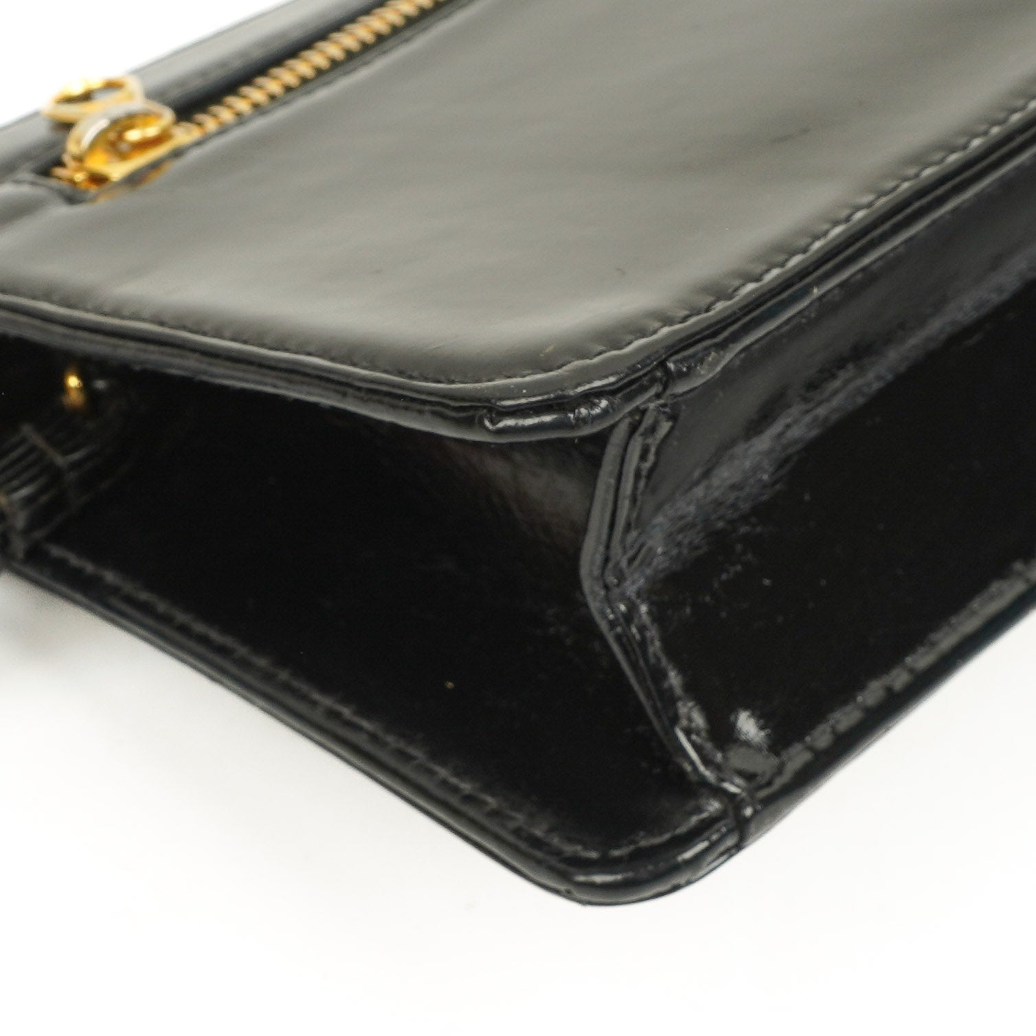 Chanel CC Handgelenktasche aus schwarzem Lackleder mit 24K Goldbeschlägen