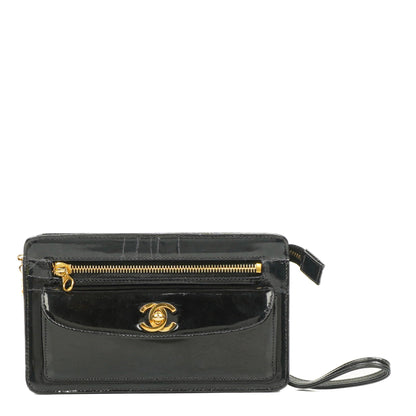 Chanel CC Handgelenktasche aus schwarzem Lackleder mit 24K Goldbeschlägen