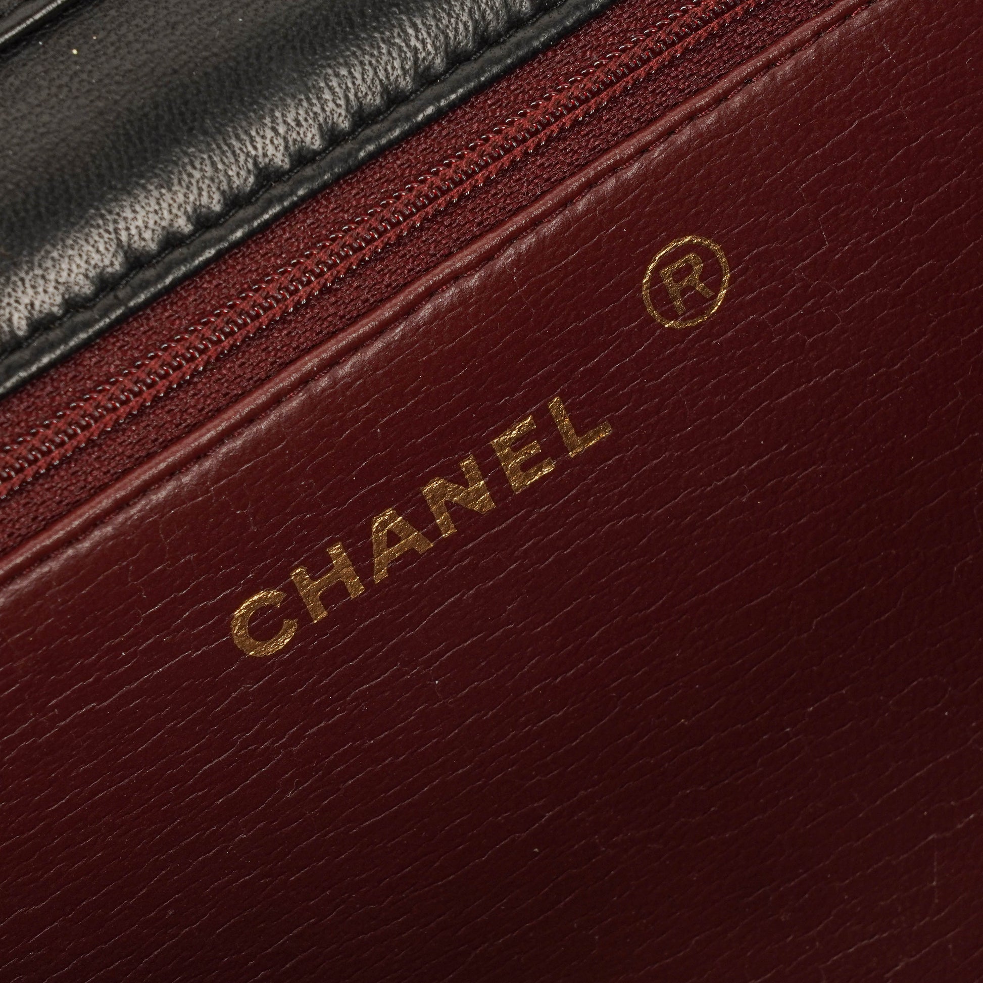 CHANEL Classic Full Flap Bag aus schwarzem gestepptem Lammleder mit 24K vergoldeten Beschlägen