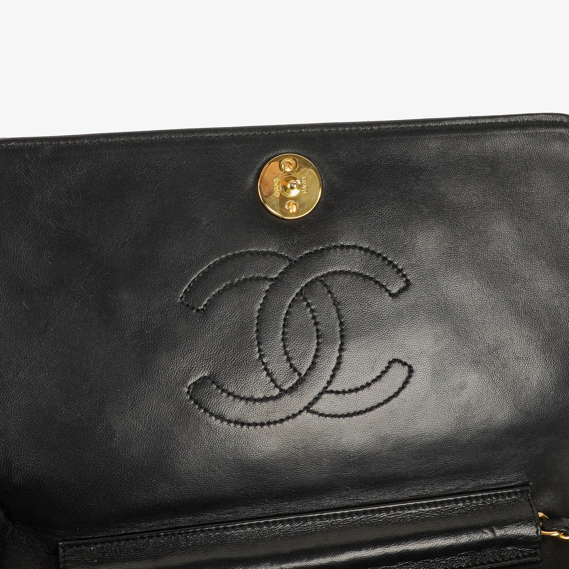 CHANEL Classic Full Flap Bag aus schwarzem gestepptem Lammleder mit 24K vergoldeten Beschlägen