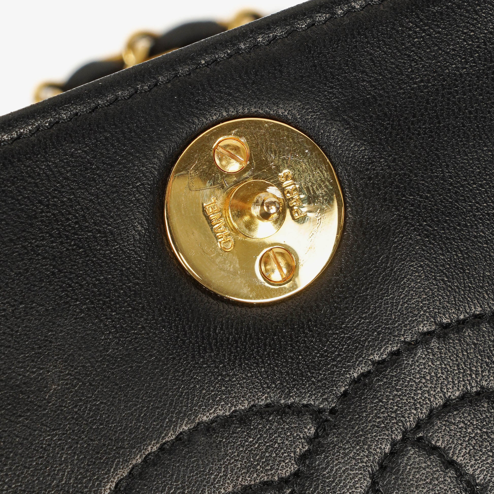 CHANEL Classic Full Flap Bag aus schwarzem gestepptem Lammleder mit 24K vergoldeten Beschlägen