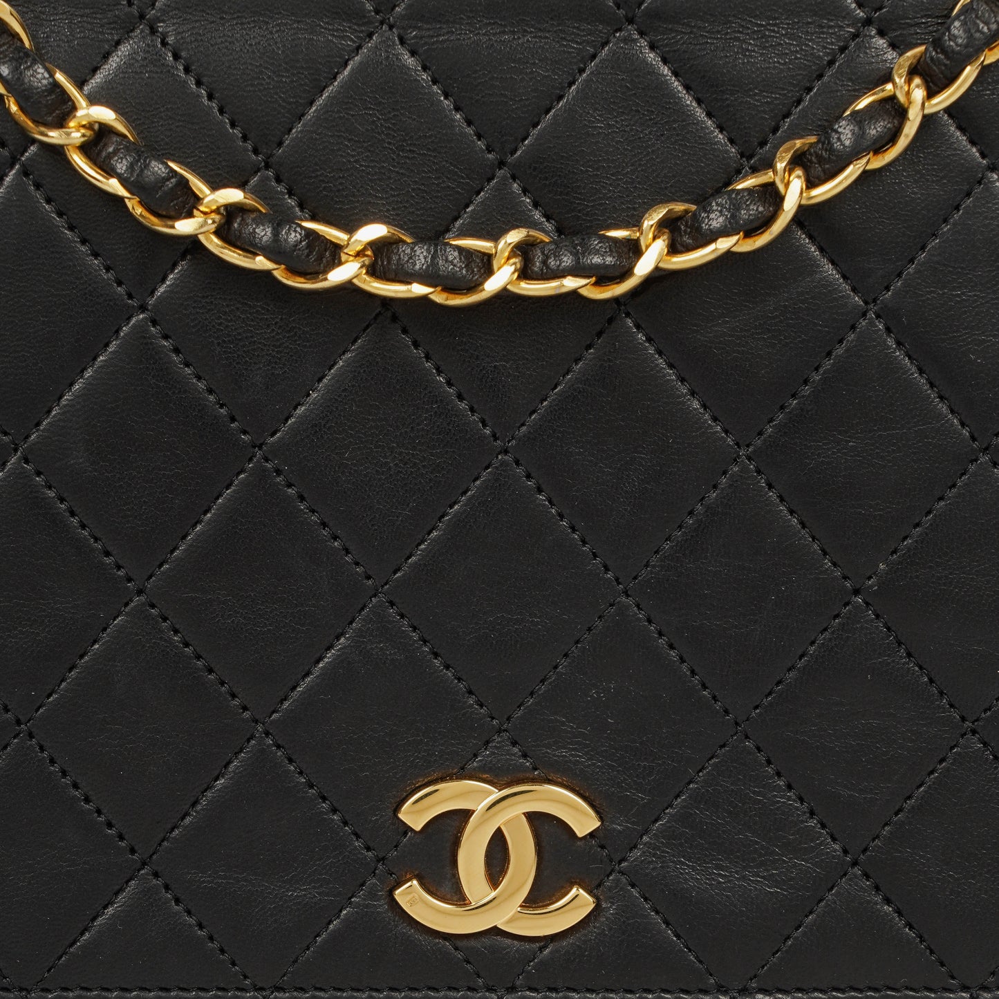 CHANEL Classic Full Flap Bag aus schwarzem gestepptem Lammleder mit 24K vergoldeten Beschlägen