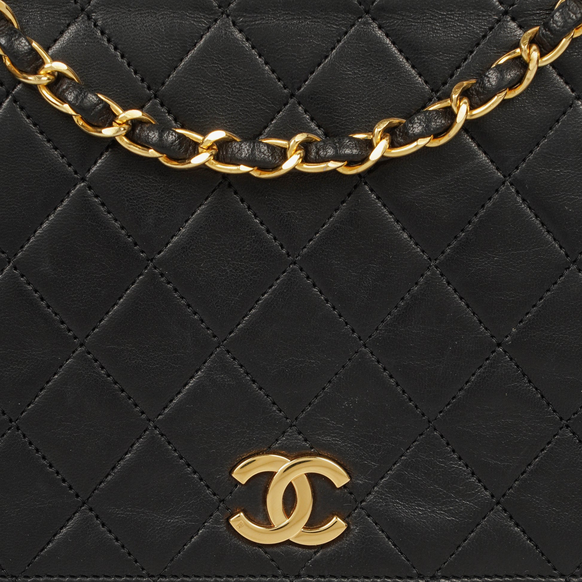 CHANEL Classic Full Flap Bag aus schwarzem gestepptem Lammleder mit 24K vergoldeten Beschlägen