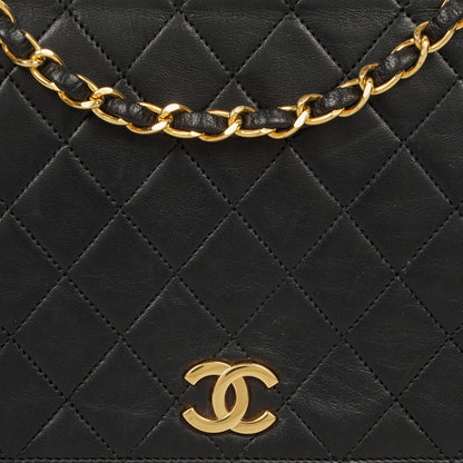 CHANEL Classic Full Flap Bag aus schwarzem gestepptem Lammleder mit 24K vergoldeten Beschlägen
