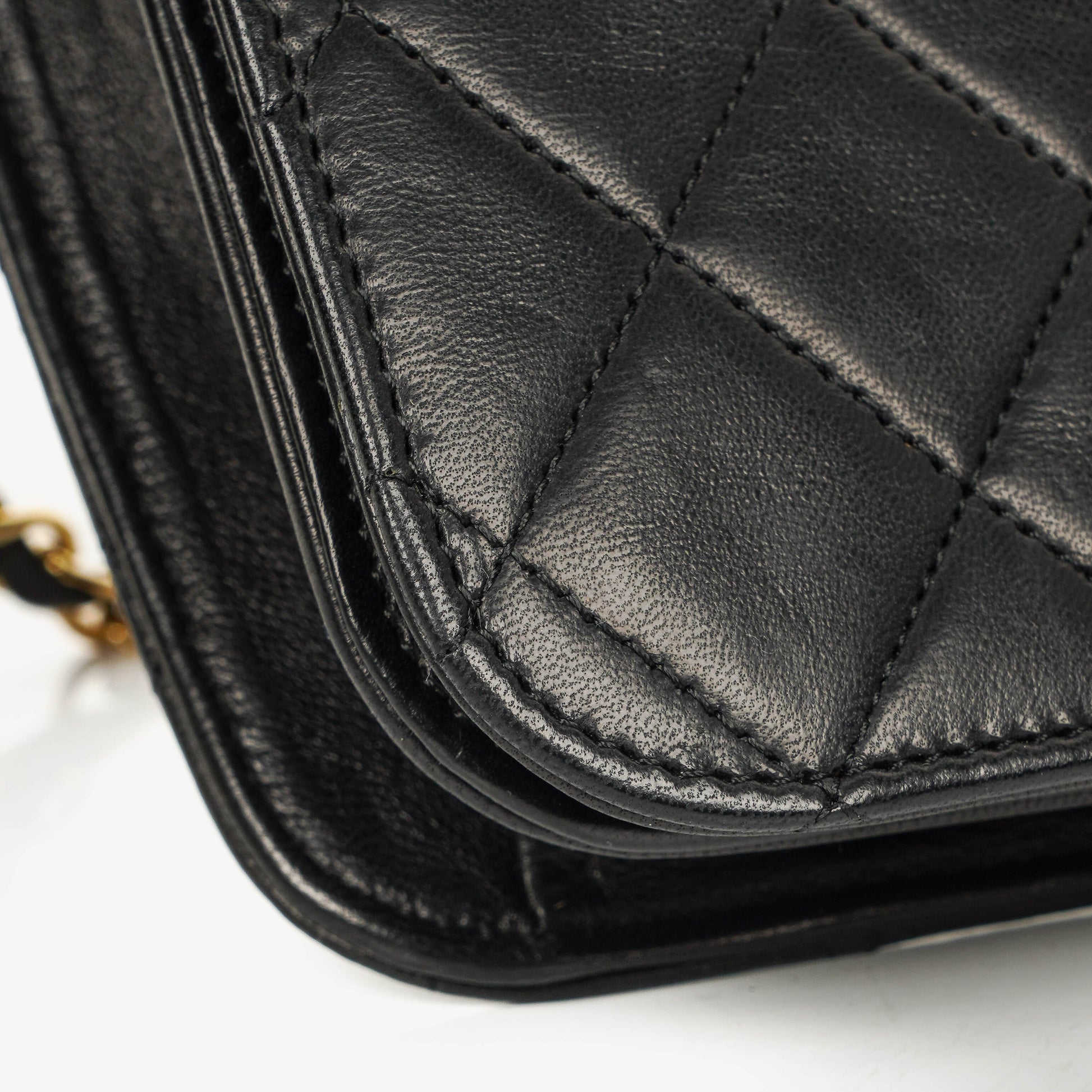 CHANEL Classic Full Flap Bag aus schwarzem gestepptem Lammleder mit 24K vergoldeten Beschlägen