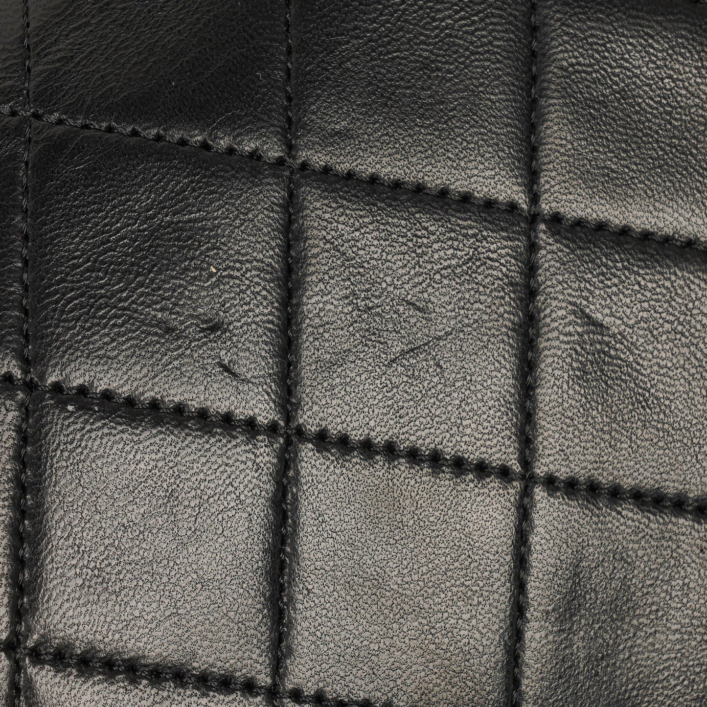 CHANEL Classic Full Flap Bag aus schwarzem gestepptem Lammleder mit 24K vergoldeten Beschlägen
